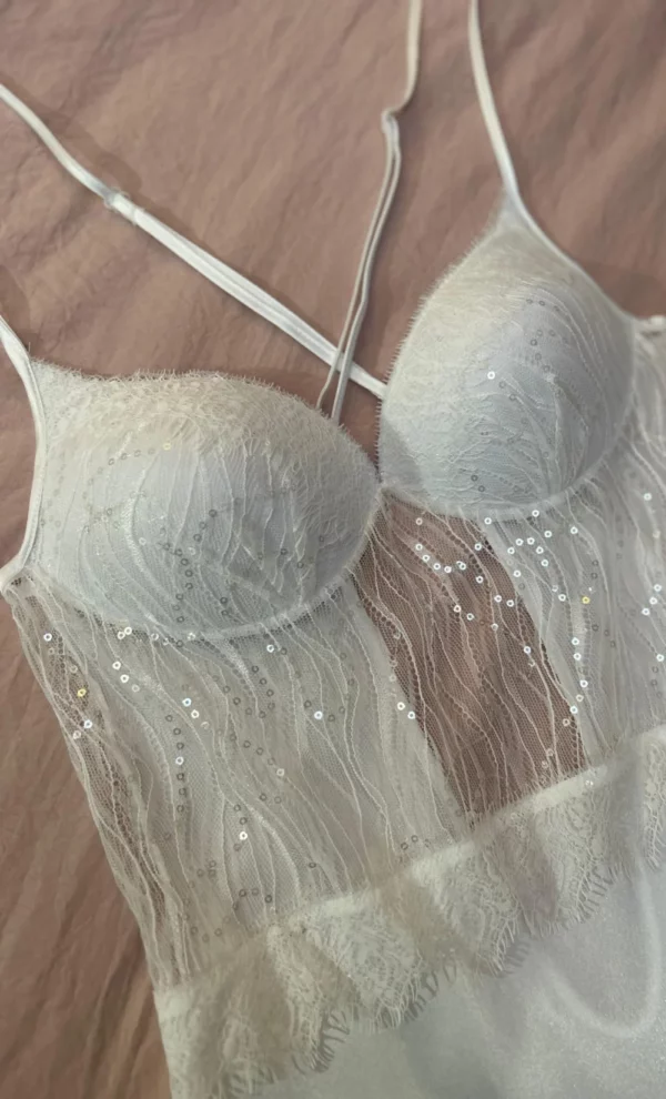 body-blanc-dentelle-et-paillettes