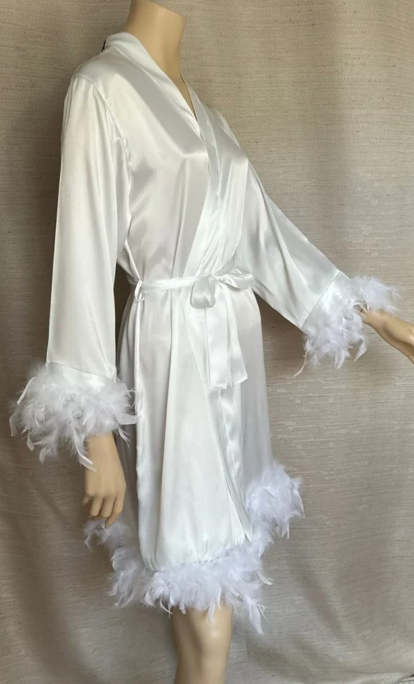 robe-de-chambre-en-satin-blanc-plumes-1