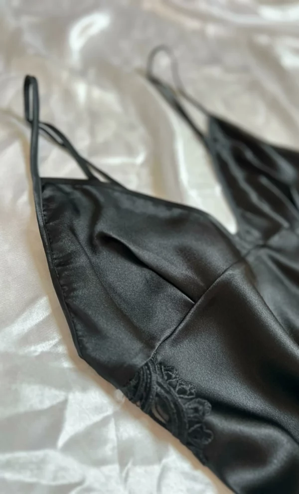 nuisette-satin-noire-dentelle