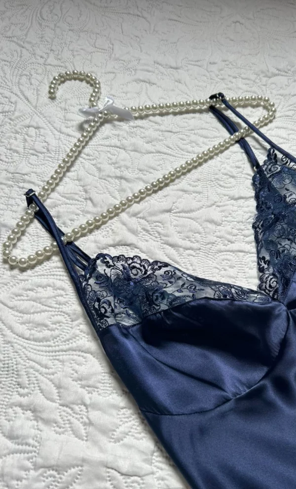 nuisette-bleu-marine-dentelle-perles