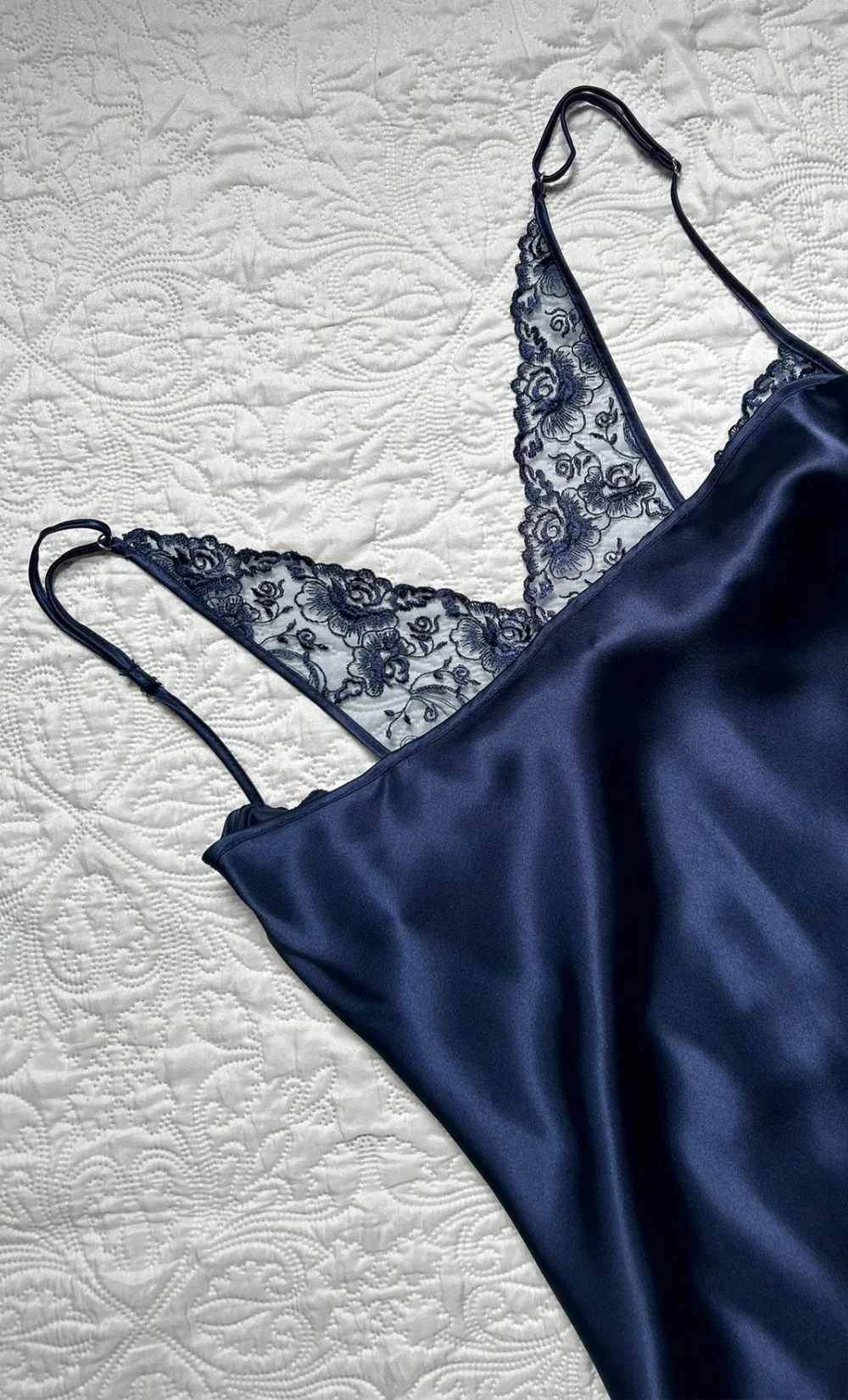 La Mystérieuse - Ensemble peignoir nuisette grande taille en satin – Image 3