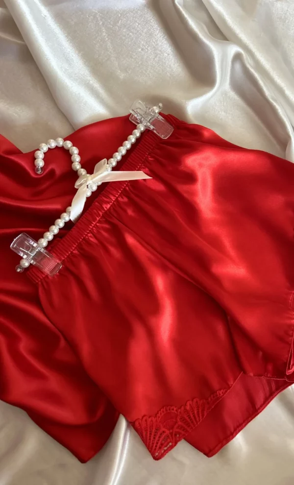 short-rouge-en-soie-avec-dentelle