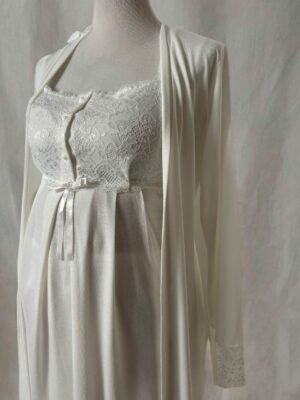 Ensemble maternité vintage blanc ivoire 3 pièces en coton avec haut boutonné pour allaitement, peignoir et pantalon, fabriqué en Turquie.