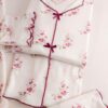 Pyjama femme blanc à fleurs BORDEAUX avec liseré bordeaux, fabriqué en Turquie