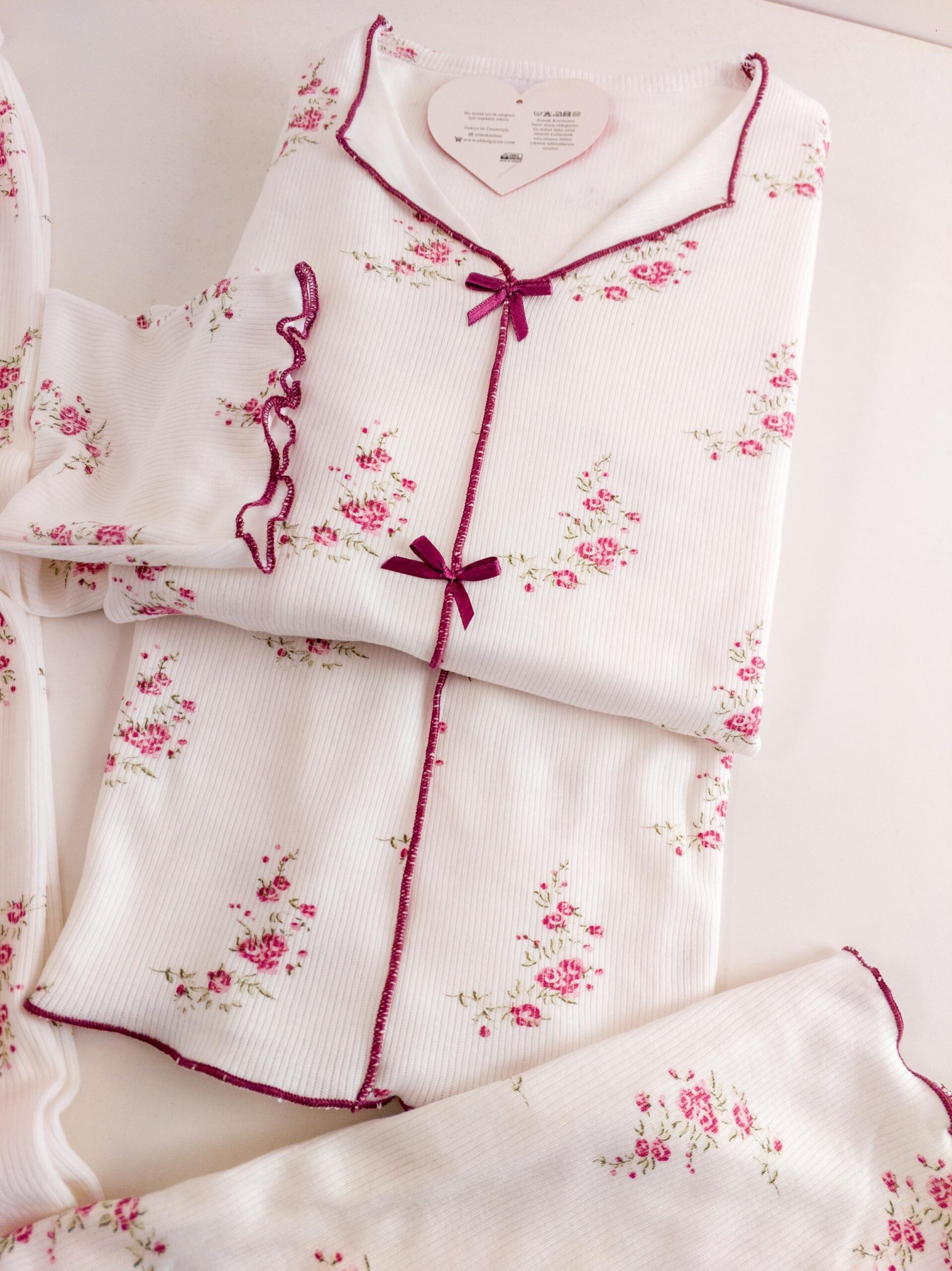 Pyjama femme blanc à fleurs BORDEAUX avec liseré bordeaux, fabriqué en Turquie