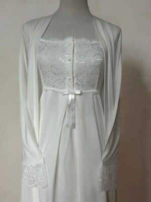 Ensemble maternité vintage blanc ivoire 3 pièces en coton avec haut boutonné pour allaitement, peignoir et pantalon, fabriqué en Turquie.