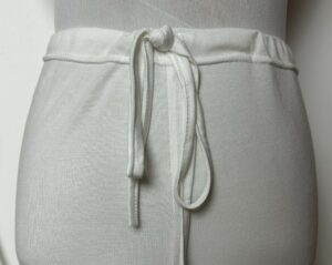 Ensemble maternité vintage blanc ivoire 3 pièces en coton avec haut boutonné pour allaitement, peignoir et pantalon, fabriqué en Turquie.